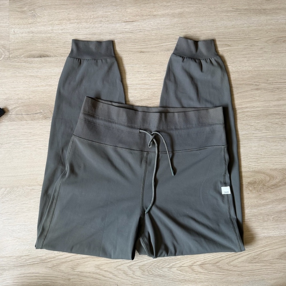 Dark green Vuori daily joggers
